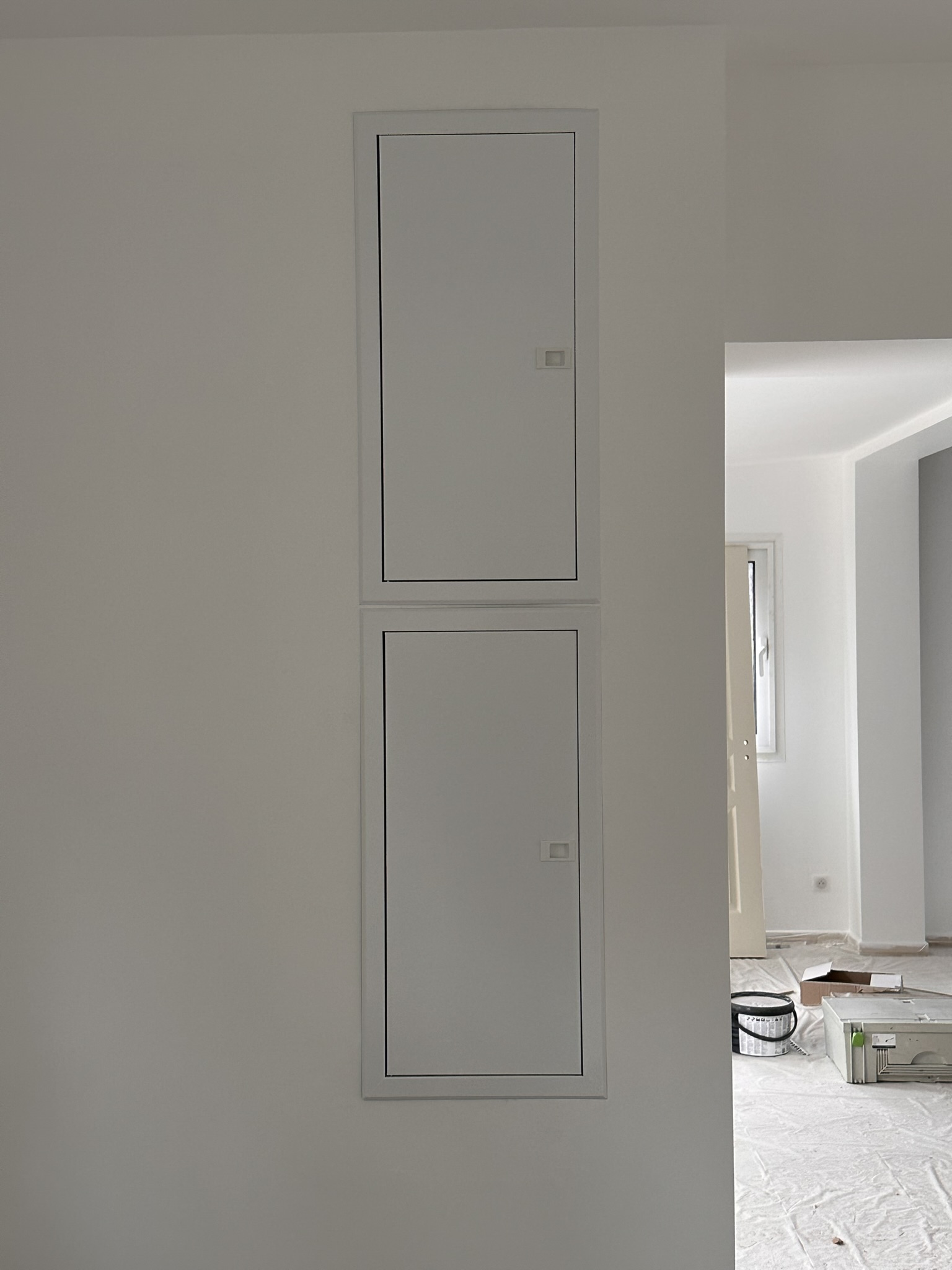 Gaine technique de logement encastrée avec trappes dans un couloir