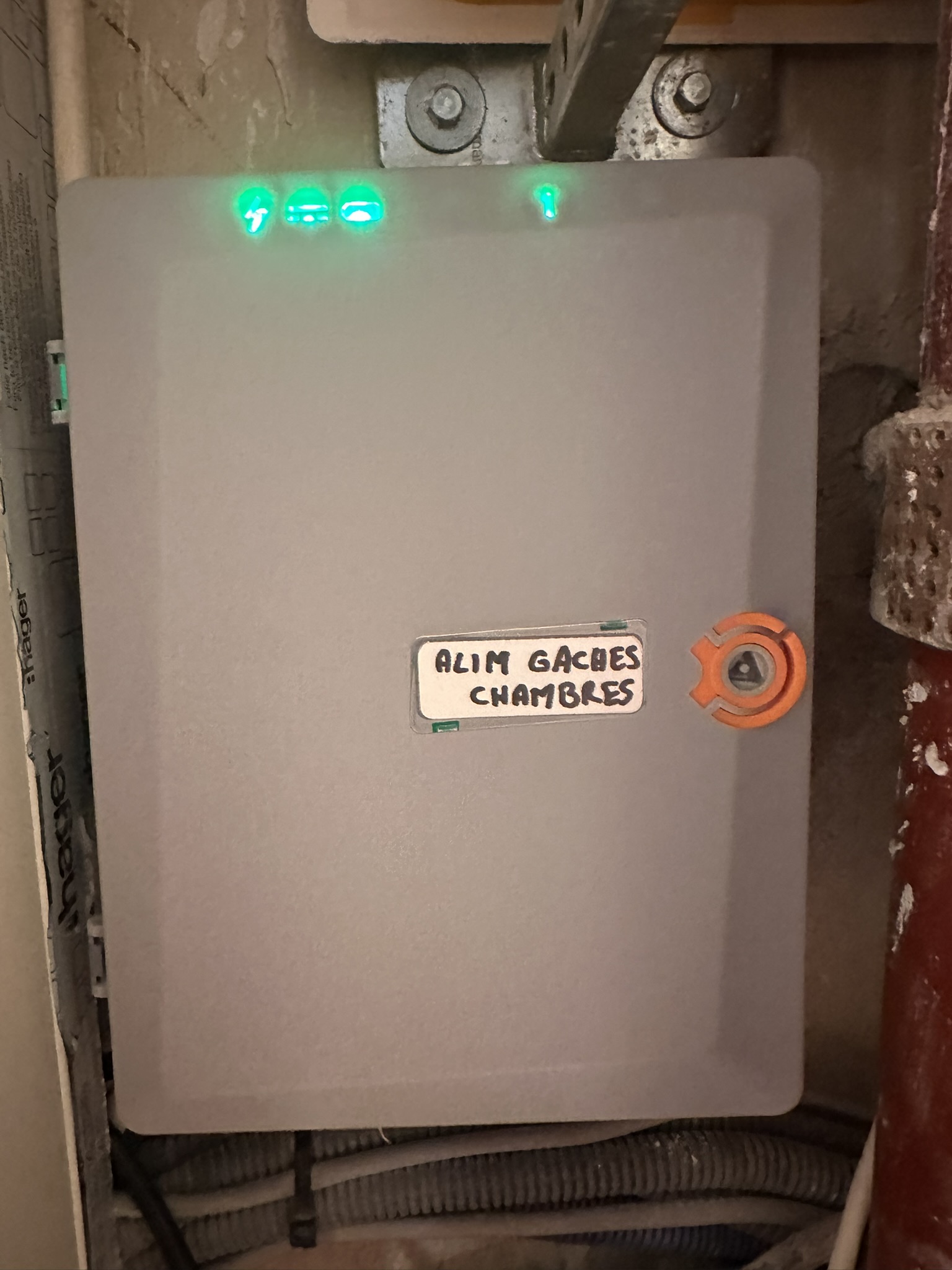Boîtier de batterie de secours installé pour l'alimentation des gâches électriques, Maison du Collectionneur à Aix-en-Provence