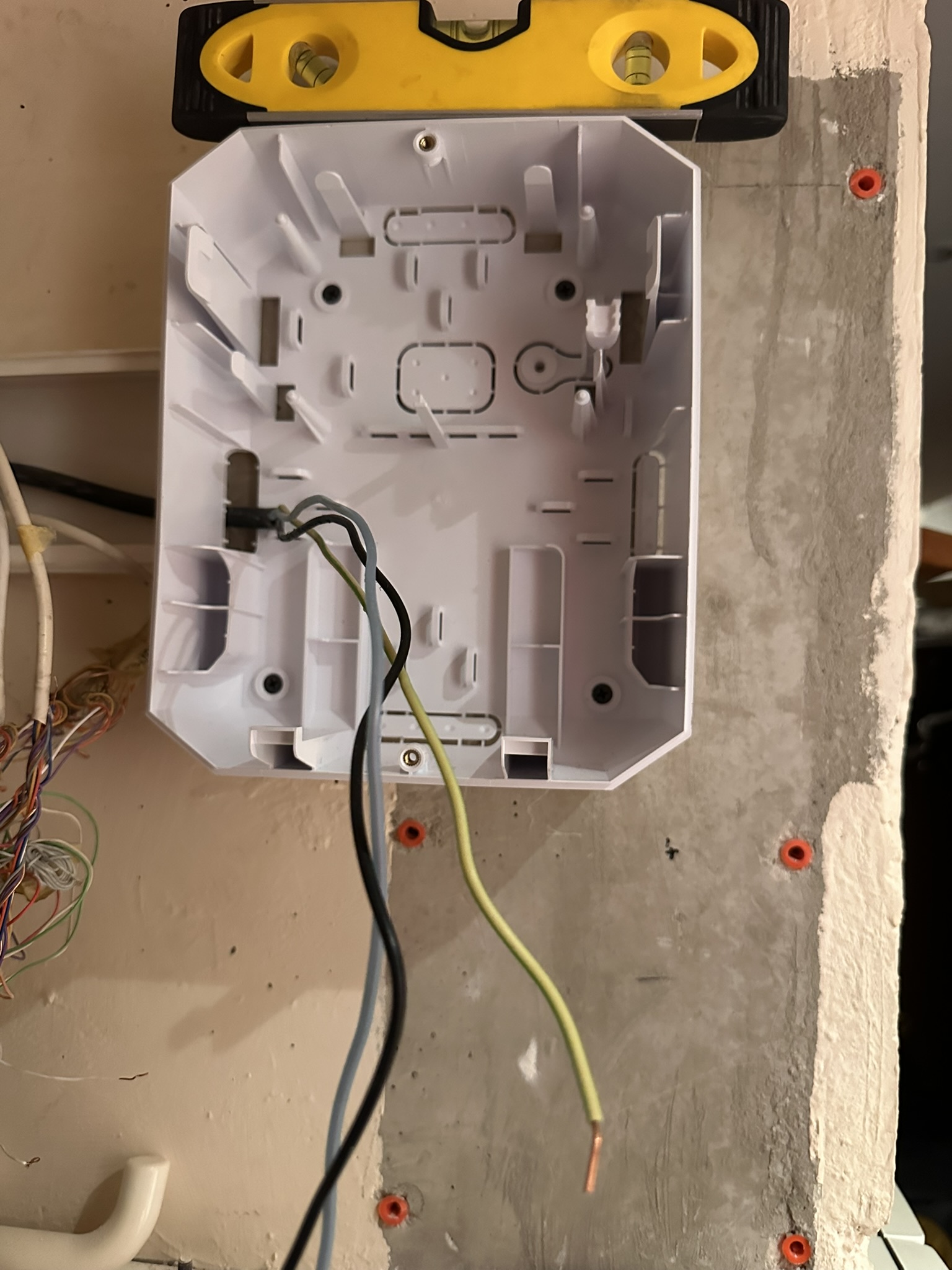 Module Ajax raccordé à son alimentation lors de l'installation dans un local municipal