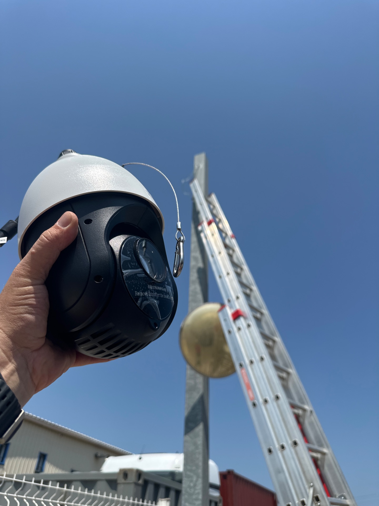 Fixation d'une caméra dôme PTZ sur mât — installation No-Nc ELEC en PACA