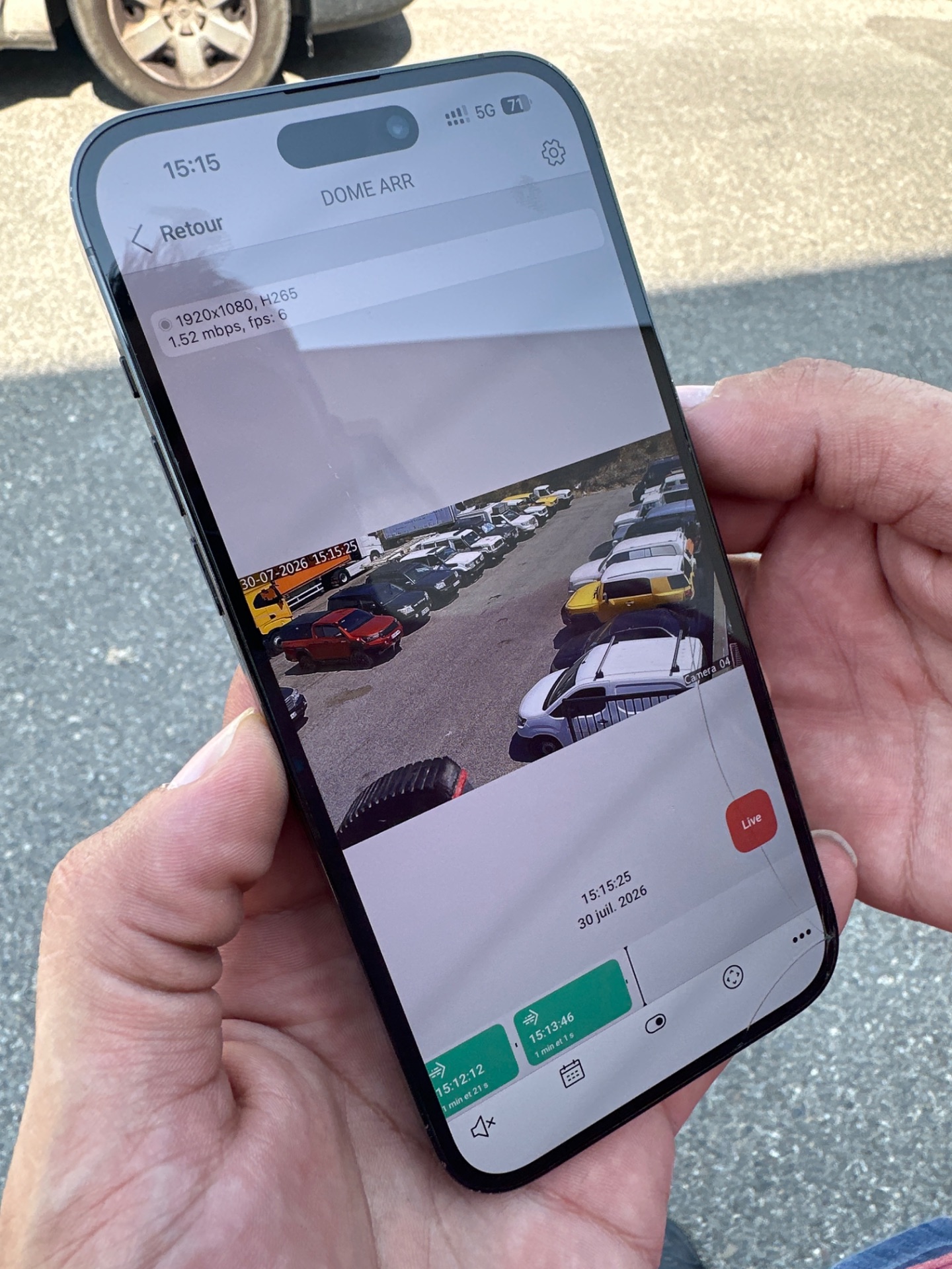 Vérification du flux vidéo sur smartphone après remplacement de la caméra défaillante