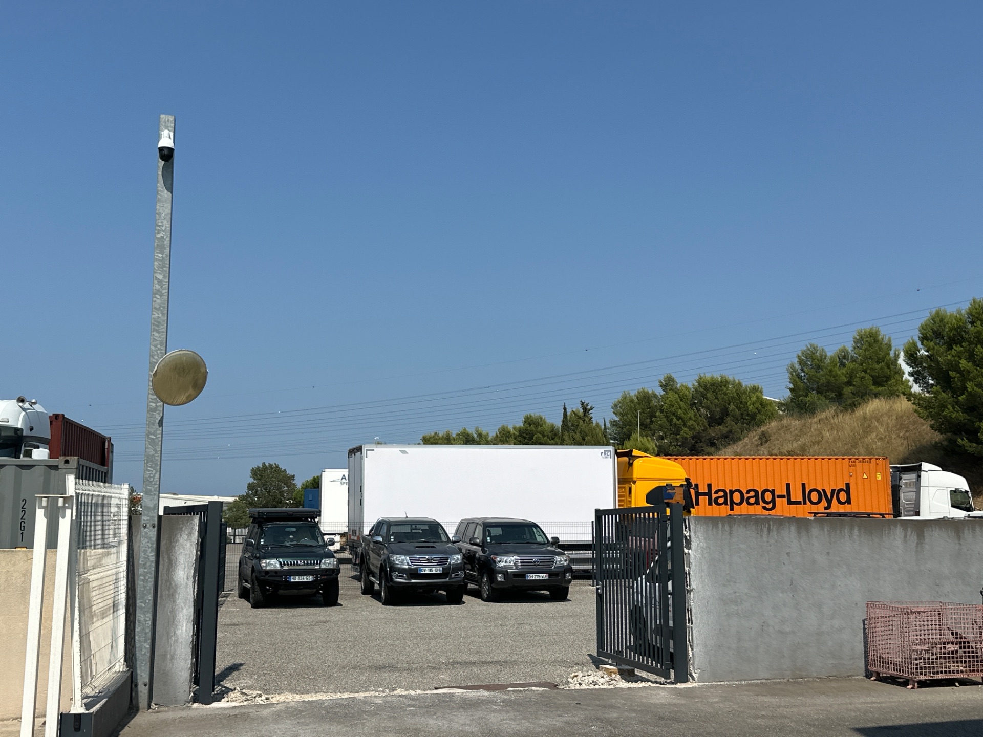 Parking et zone de stockage véhicules surveillés par vidéosurveillance chez Dream Team Car, Martigues