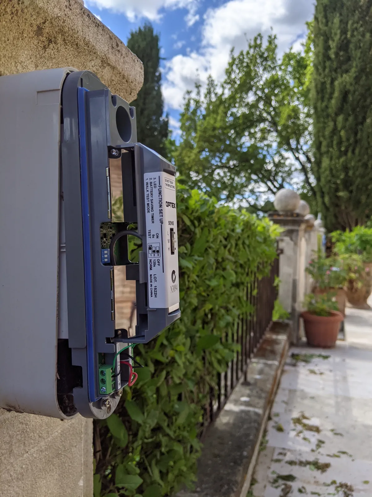Barrière infrarouge Optex (périmétrie) — installation No-Nc ELEC en PACA