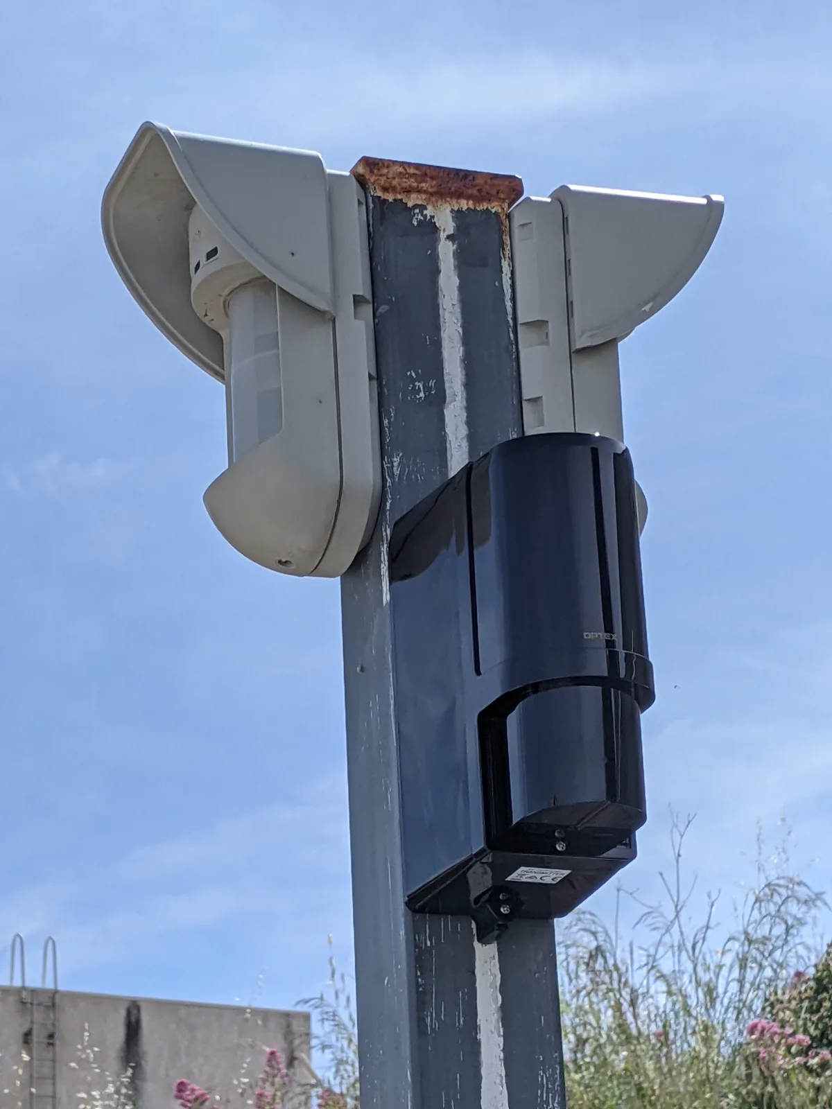 Barrières infrarouges — périmétrie sur poteau — installation No-Nc ELEC en PACA