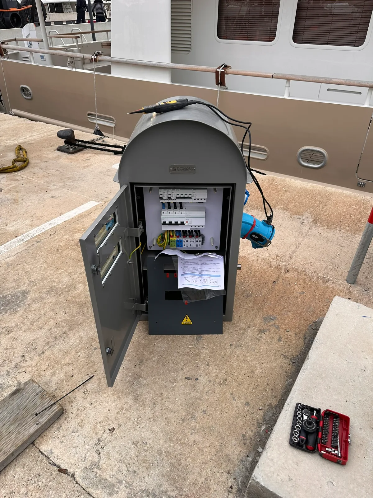 Borne de quai — raccordement au port — installation No-Nc ELEC en PACA