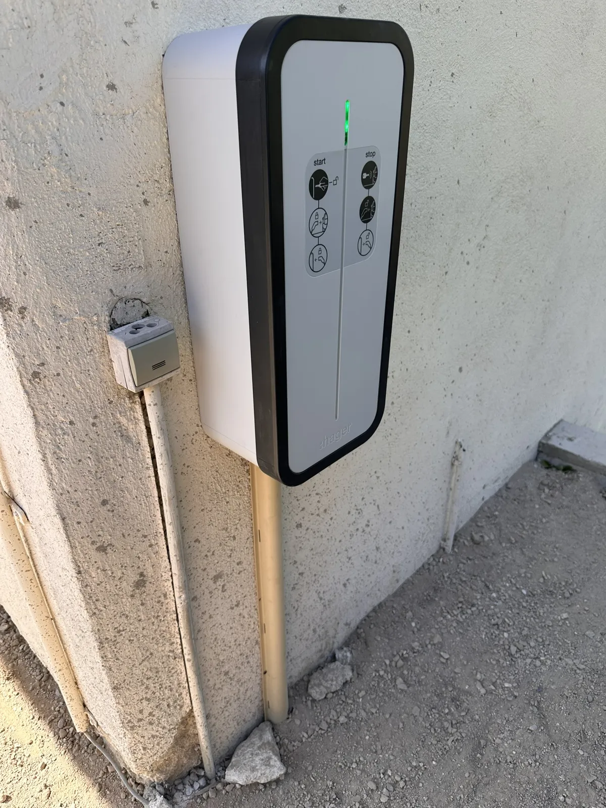 Borne de recharge véhicule électrique — installation No-Nc ELEC en PACA
