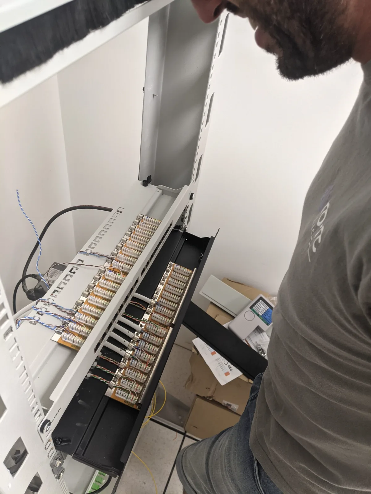 Brassage RJ45 — baie informatique — installation No-Nc ELEC en PACA