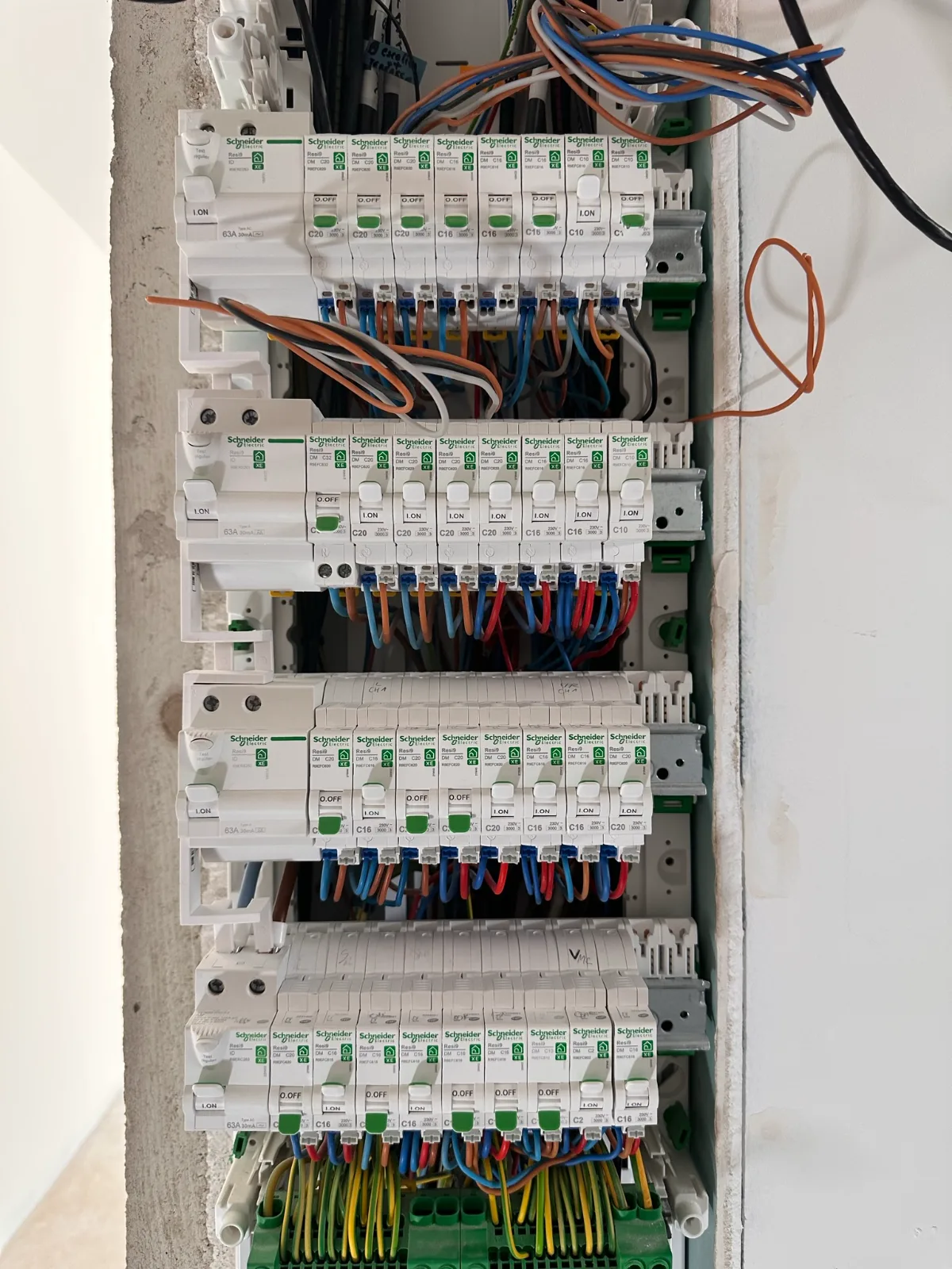 Tableau électrique — câblage en cours — installation No-Nc ELEC en PACA