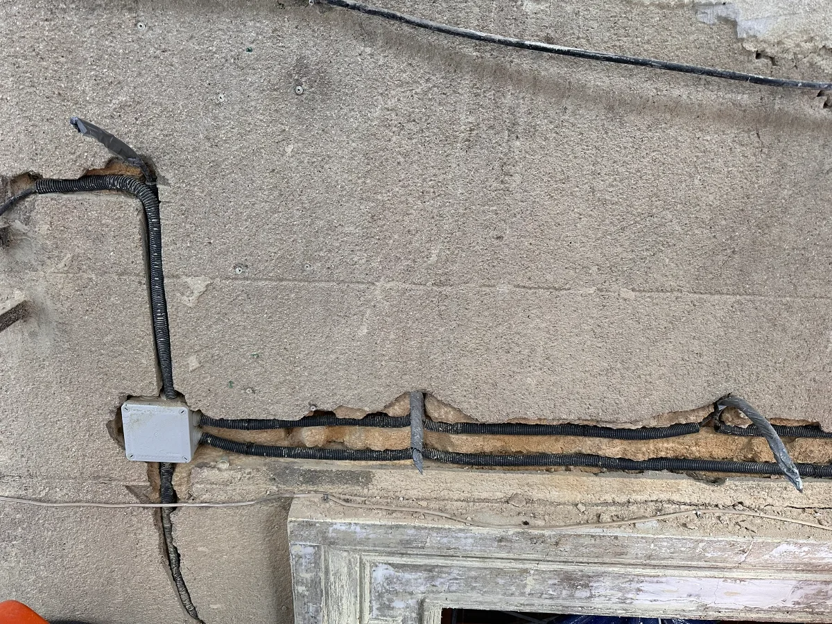 Câblage invisible — façade en pierre — installation No-Nc ELEC en PACA