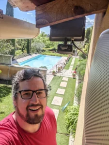 Installation d'une caméra de vidéosurveillance sous toiture d'une villa avec piscine