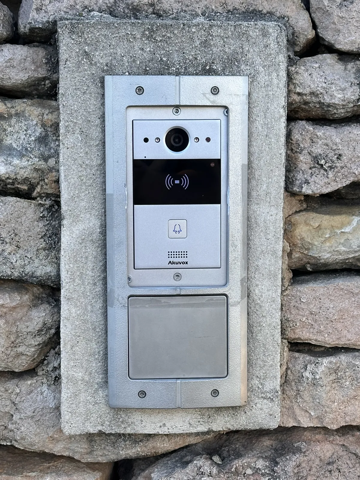 Visiophone Akuvox encastré — installation No-Nc ELEC en PACA