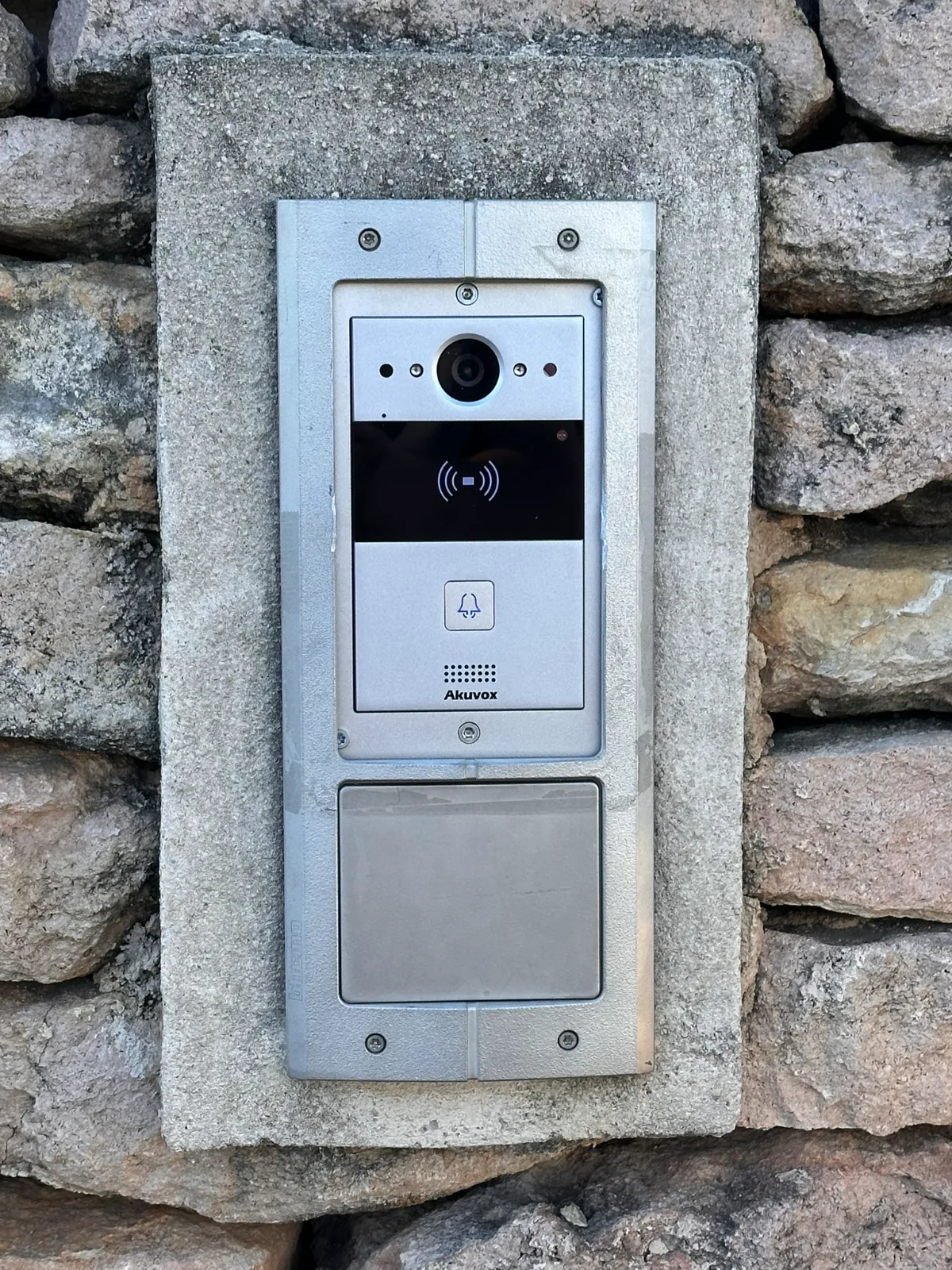 Visiophone et badge — mur en pierre — installation No-Nc ELEC en PACA
