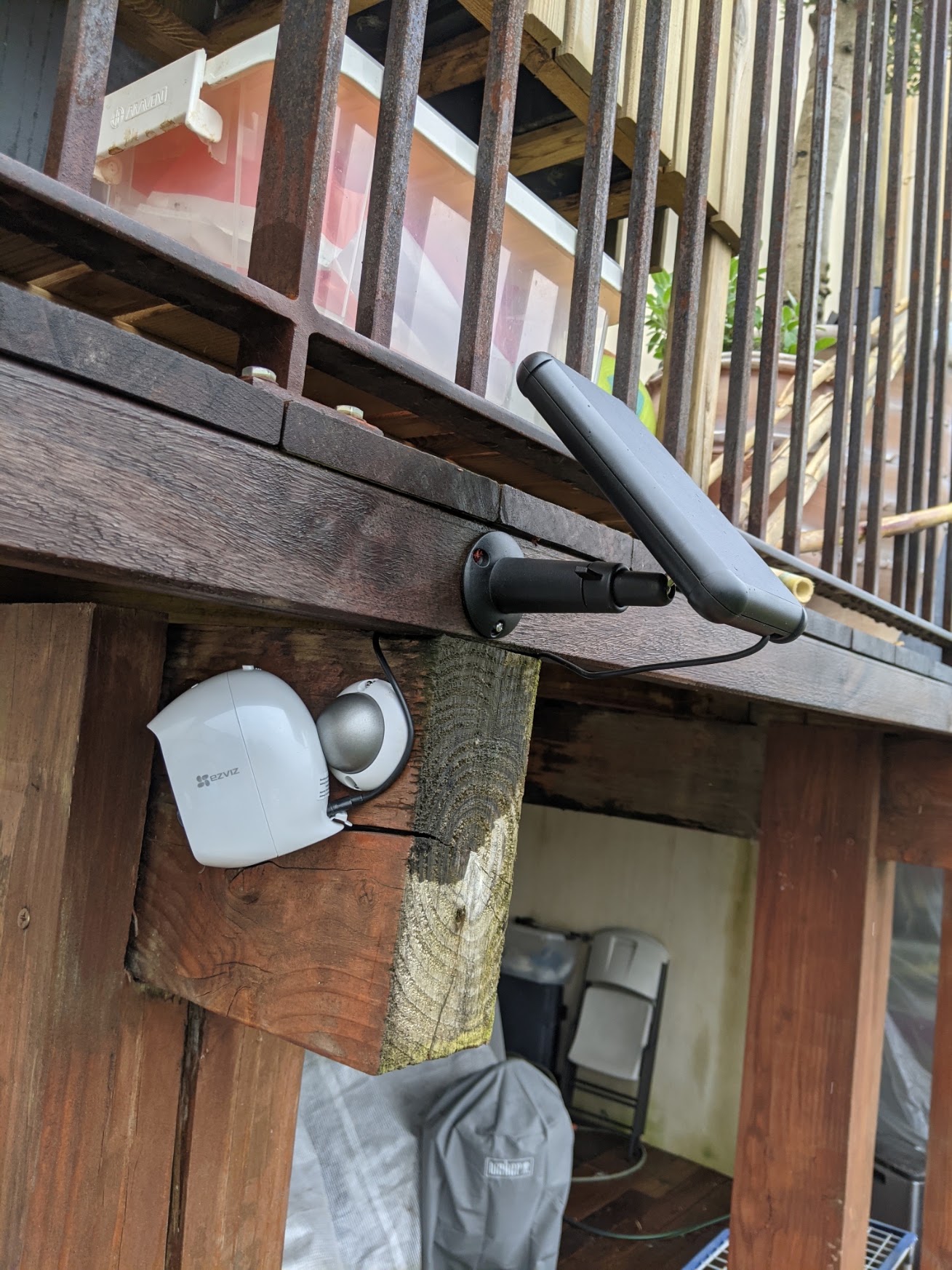 Caméra de vidéosurveillance autonome alimentée par batterie et panneau solaire