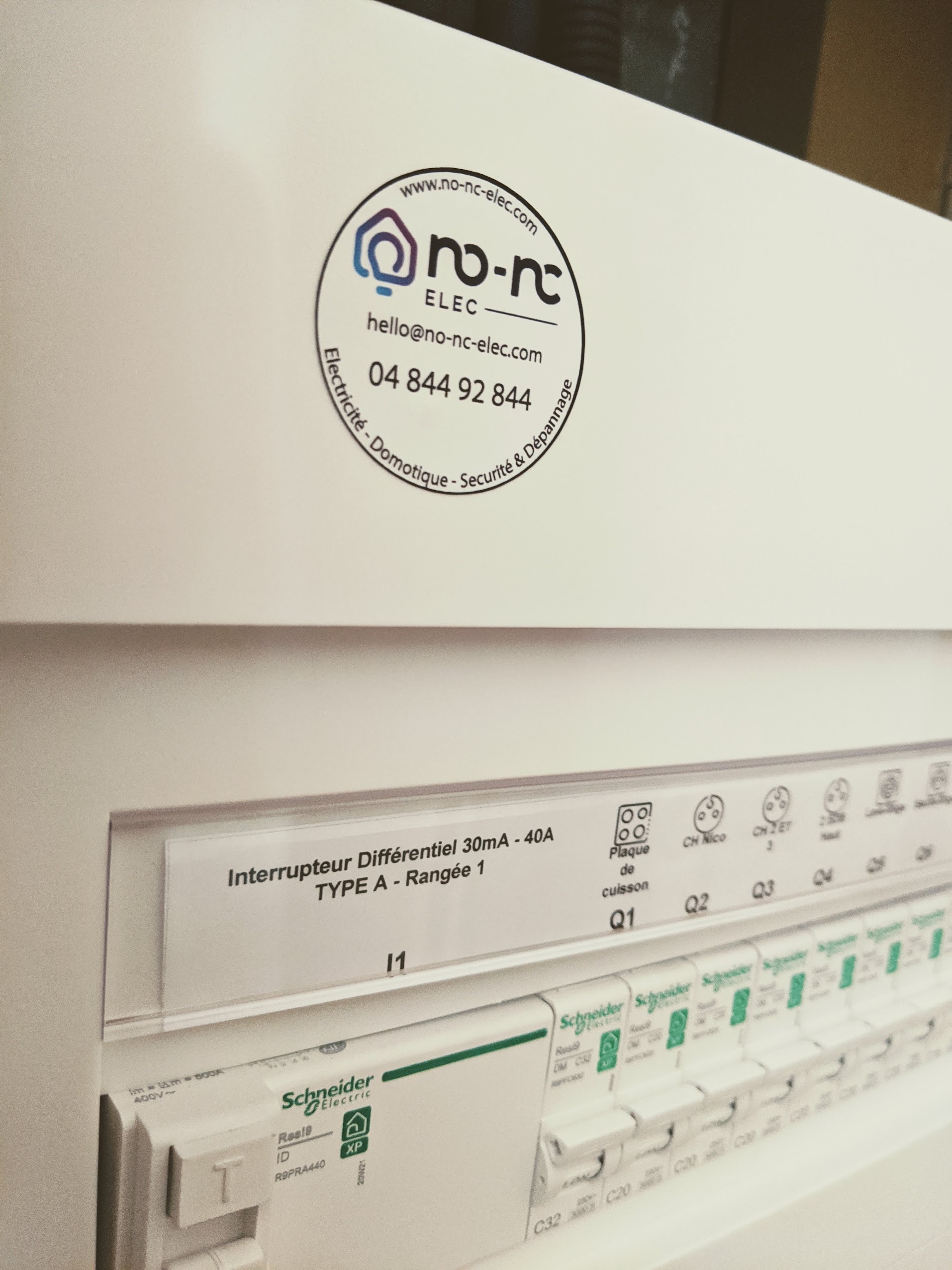 Plaque de finition électrique avec logo No-Nc ELEC après installation