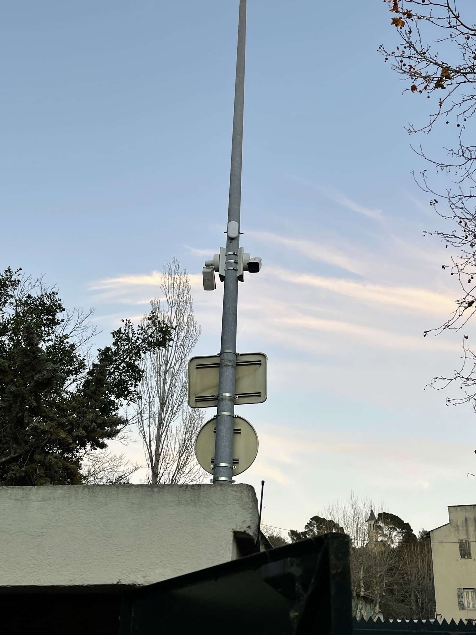 Caméra de vidéosurveillance installée sur un mât dans une copropriété à Marseille
