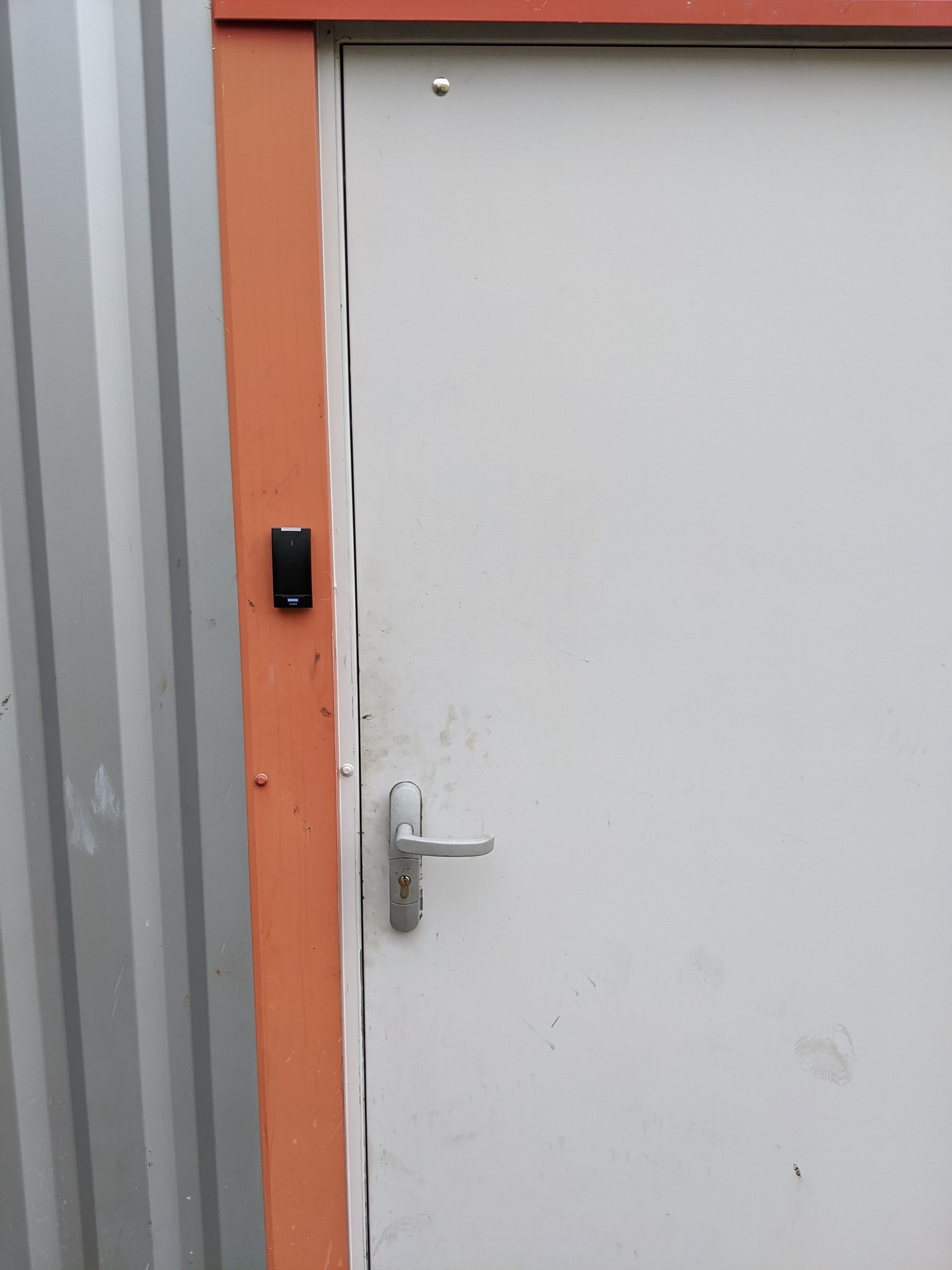 Pose du clavier de la centrale d'alarme Ajax Vauban chez un professionnel à Fos-sur-Mer