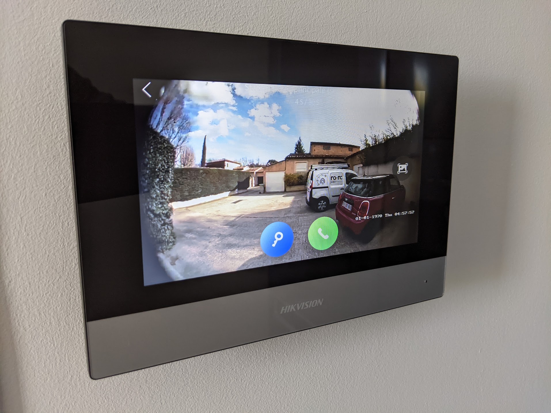 Visiophone Hikvision encastré dans un mur en pierre, installation par No-Nc ELEC