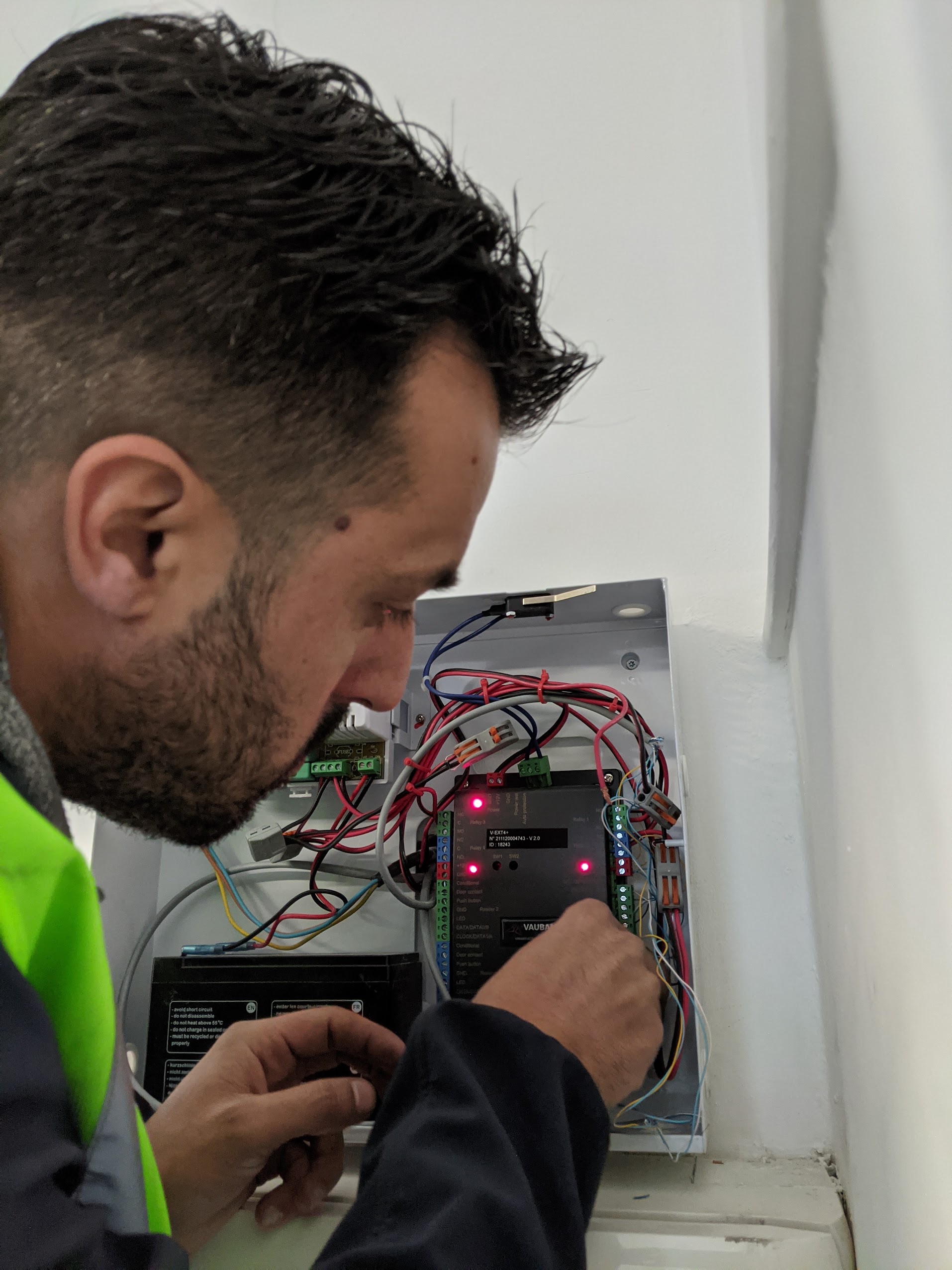Technicien No-Nc ELEC réglant la centrale d'alarme Ajax Vauban chez un professionnel à Fos-sur-Mer