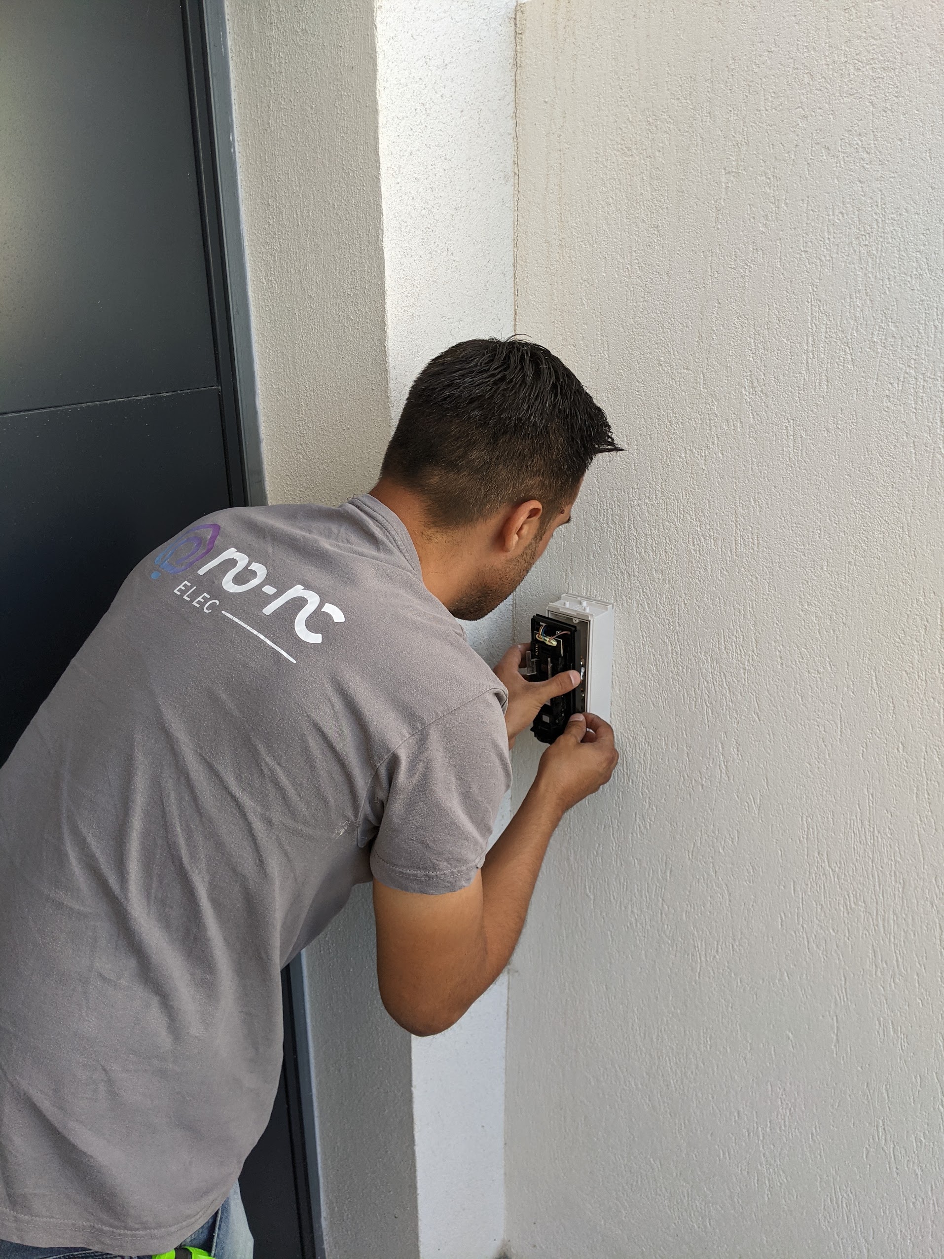 Technicien No-Nc ELEC posant une barrière infrarouge extérieure à Sausset-les-Pins