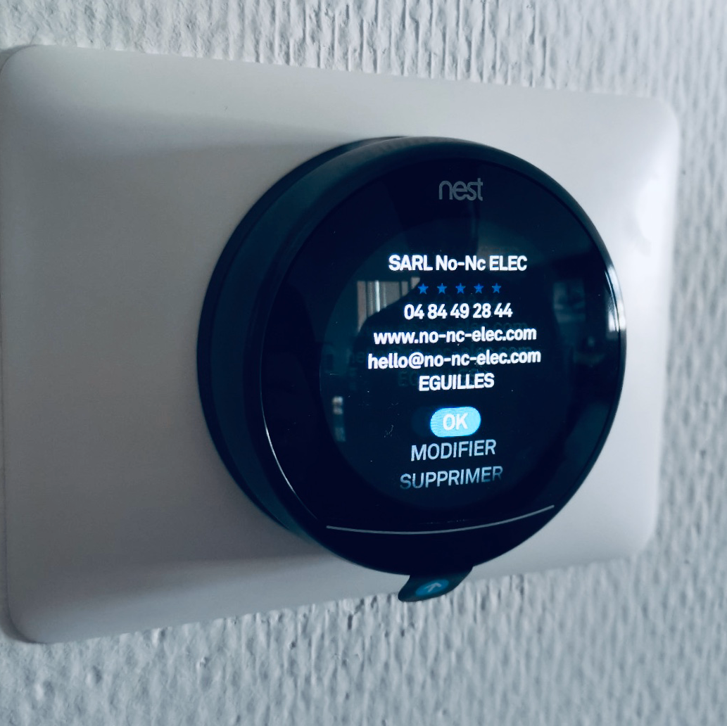Détecteur de fumée connecté Google Nest Protect installé au plafond, domotique