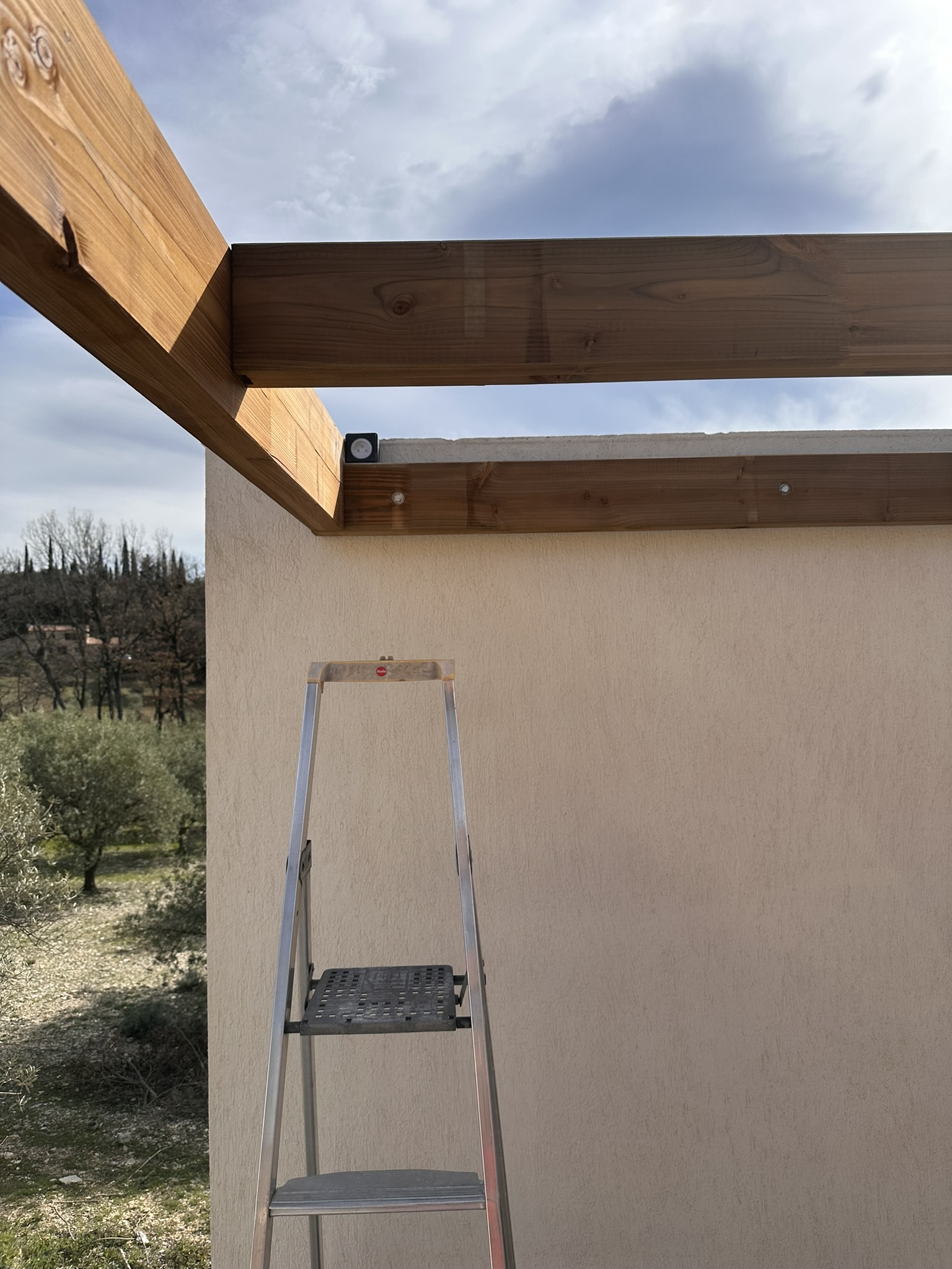 Prise électrique étanche pour guirlande lumineuse sous pergola bois — installation No-Nc ELEC en PACA